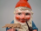 Tomte. Terrakotta, med kratta, troligen Tyskland.