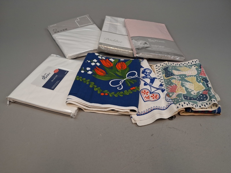 Diverse textil. Bl.a Oanvända Bäddset, Lakan.