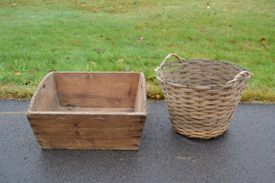Äldre trälåda & lövkorg.