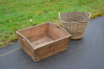 Äldre trälåda & lövkorg.