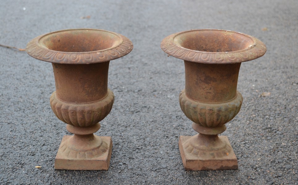 2 Krukor. Gjutjärn.