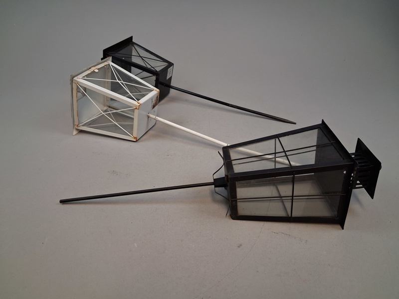 3 Lyktor på pinne, Gravlyktor.