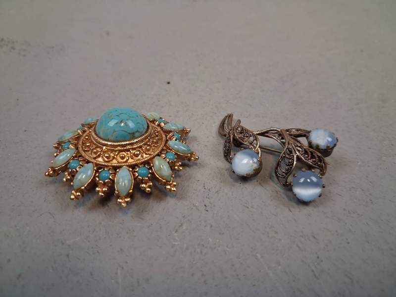 2 Broscher. Bl.a med turkoser, 1900-talet.