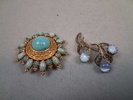 2 Broscher. Bl.a med turkoser, 1900-talet.