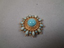 2 Broscher. Bl.a med turkoser, 1900-talet.