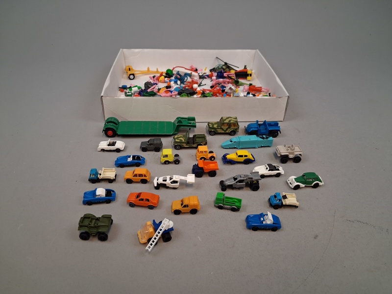 Diverse mindre leksaker m.m. Bl.a Från kelloggs cornflakes.