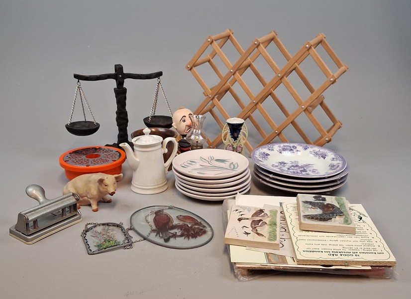 Diverse. Bl.a Assietter Upsala Ekeby m.m.