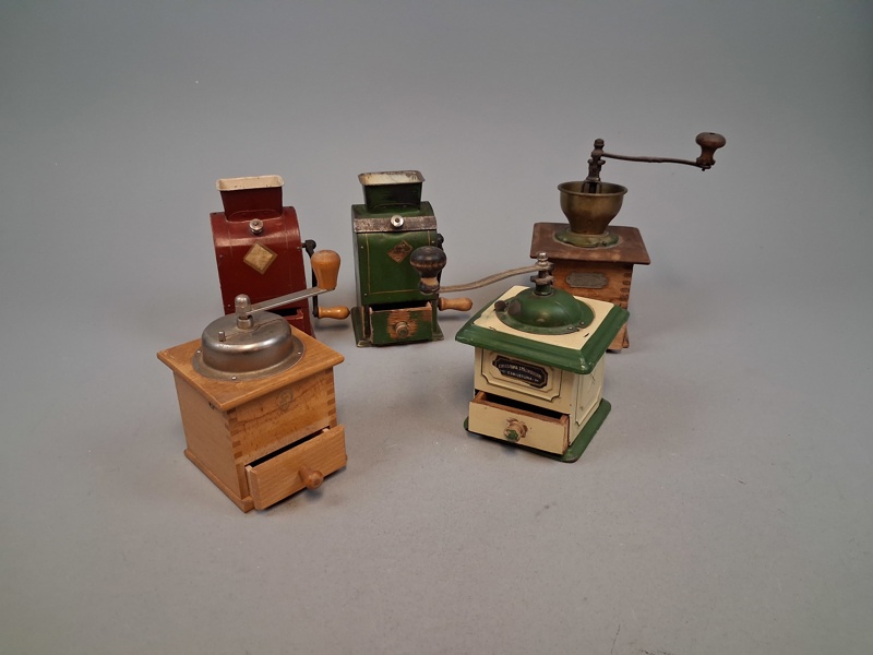 5 Äldre kaffekvarnar.