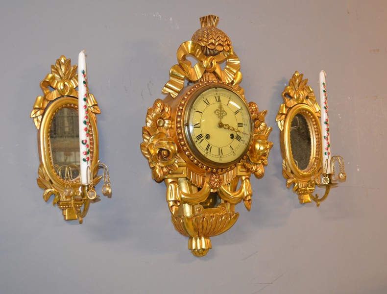 Guldpendyl & 2 lampetter. Gustaviansk stil, 1900-talet.