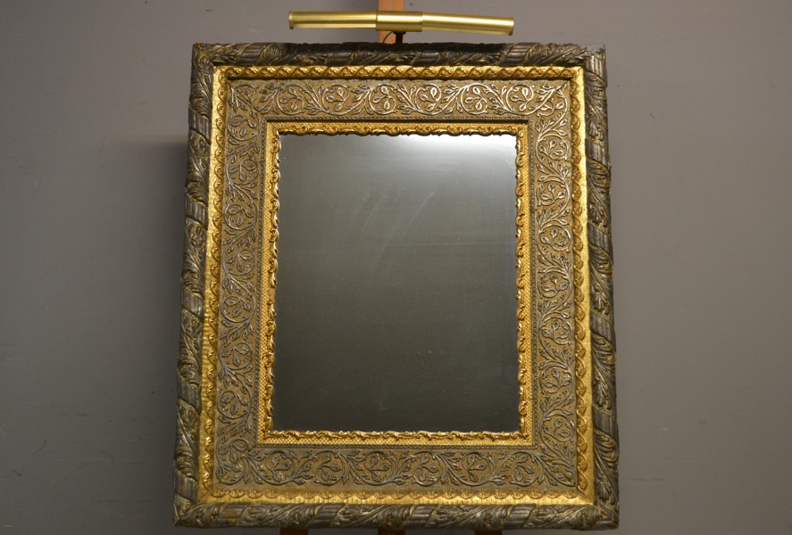 Spegel. Förgylld & ornamenterad, 1900-talet.