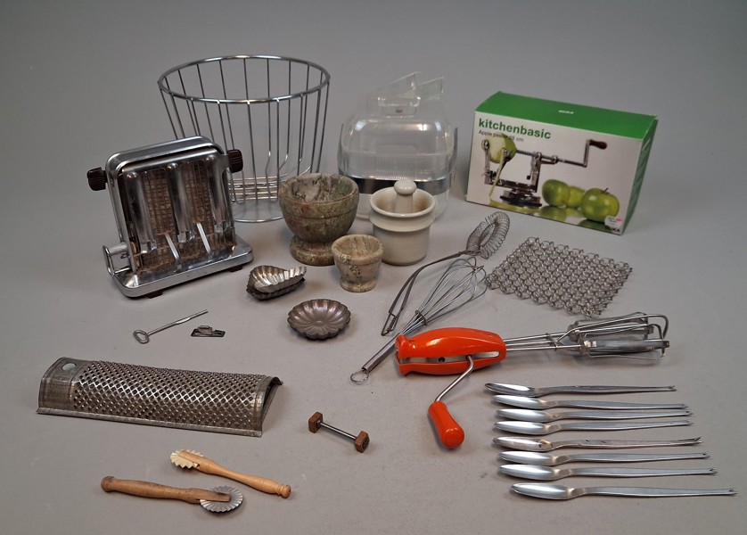 Diverse köksgeråd, äldre & samtida.