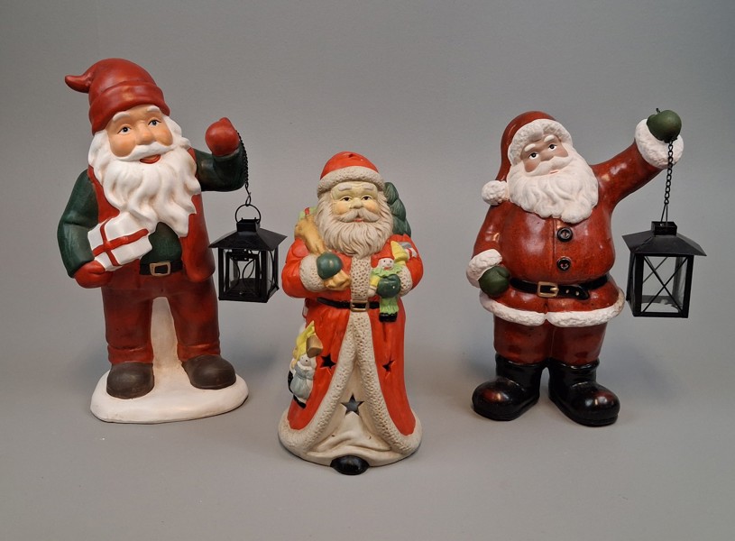 3 Tomtar, 2 med Ljuslyktor & en med värmeljushållare.