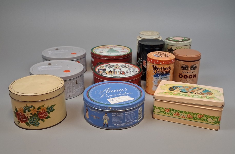 Diverse plåtburkar.