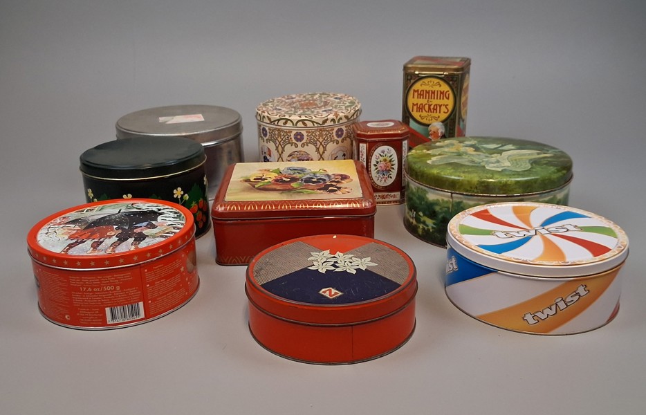 Diverse plåtburkar.