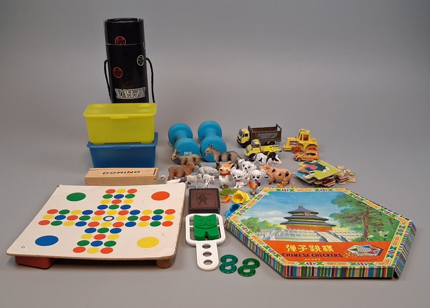 Diverse lek, spel & hantlar.