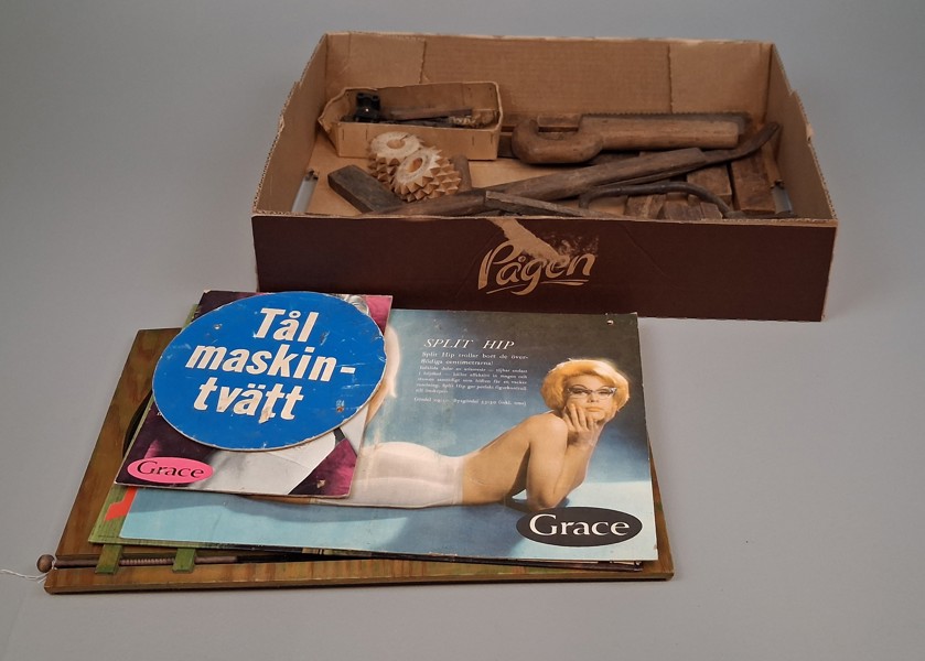 Diverse äldre verktyg, reklamskyltar i papp & kulspel.