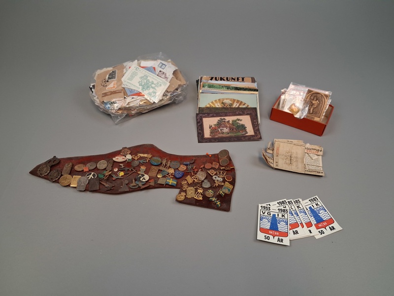 Diverse. Bl.a Frimärken, pins, vykort m.m.