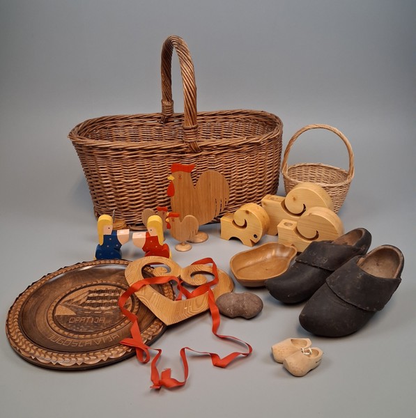 Diverse. Stor korg, gamla trätofflor m.m.