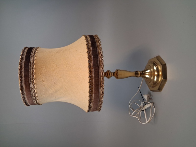 Bordslampa. Malm.