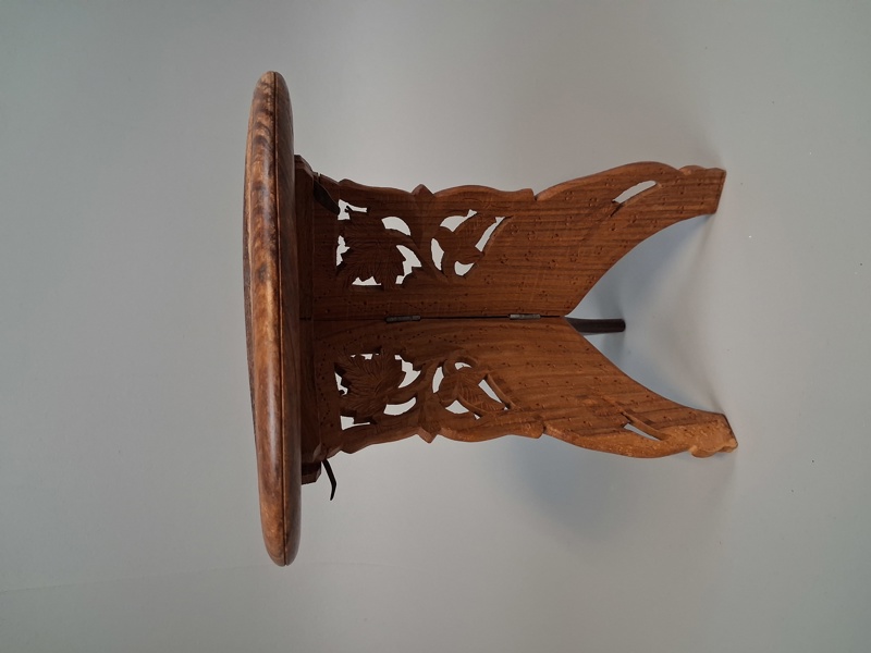 Litet bord, piedestl, delbar. Skuret trä med beninlägg, Orientaliskt.