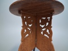 Litet bord, piedestl, delbar. Skuret trä med beninlägg, Orientaliskt.