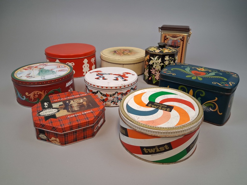 Diverse plåtburkar.