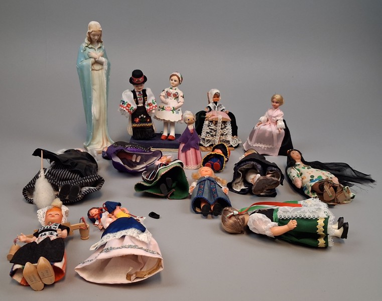 Diverse samlar dockor m.m.