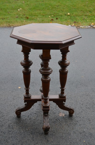 Pelarbord. Nyrenässans, 1800/1900-talet.