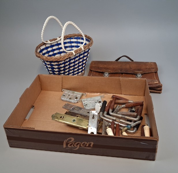 Diverse äldre handtag, korg & portfölj.