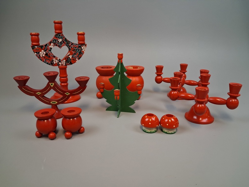 Diverse trä ljusstakar.