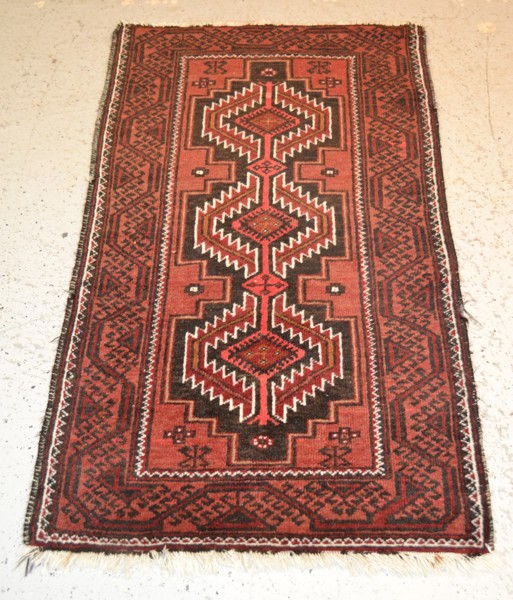 Handknuten orientalisk matta.