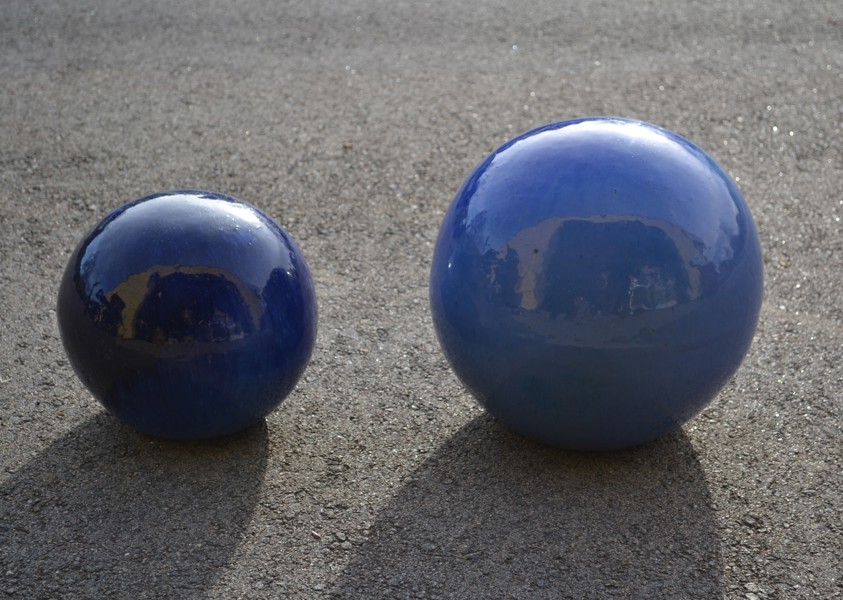 Trädgårdsdekoration. 2 Klot, Keramik.