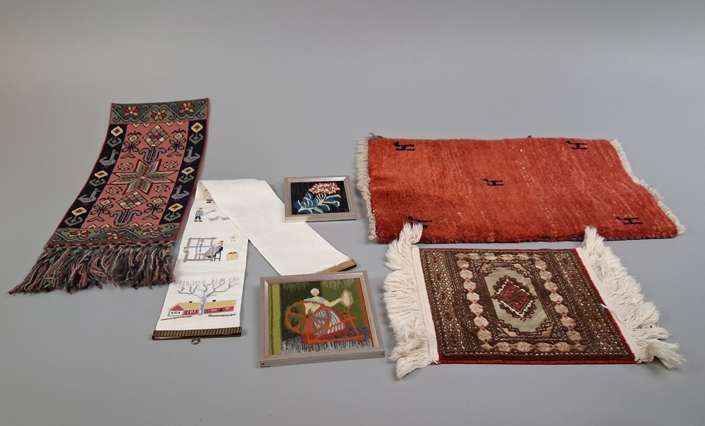 2 Små mattor & Bonader, samt 2 Inramade flamskvävnader.