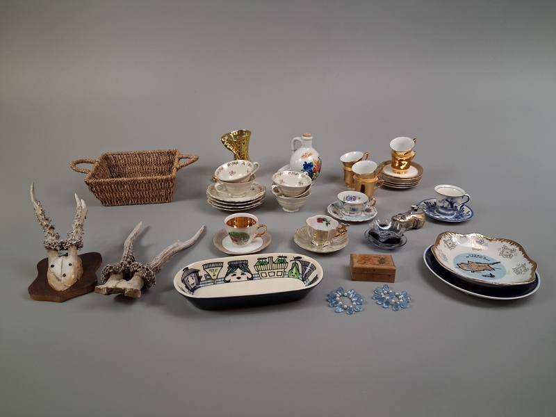 Diverse. Bl.a porslin, horn m.m.