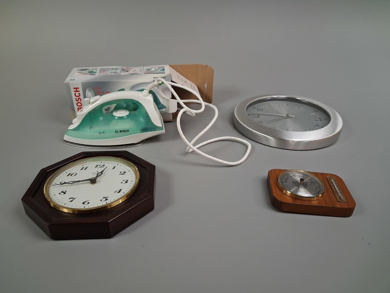 Diverse. Bl.a Klockor, strykjärn m.m.