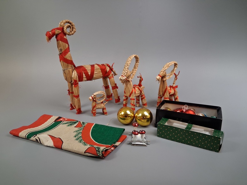 Diverse Julpynt. Bl.a Halm bockar.