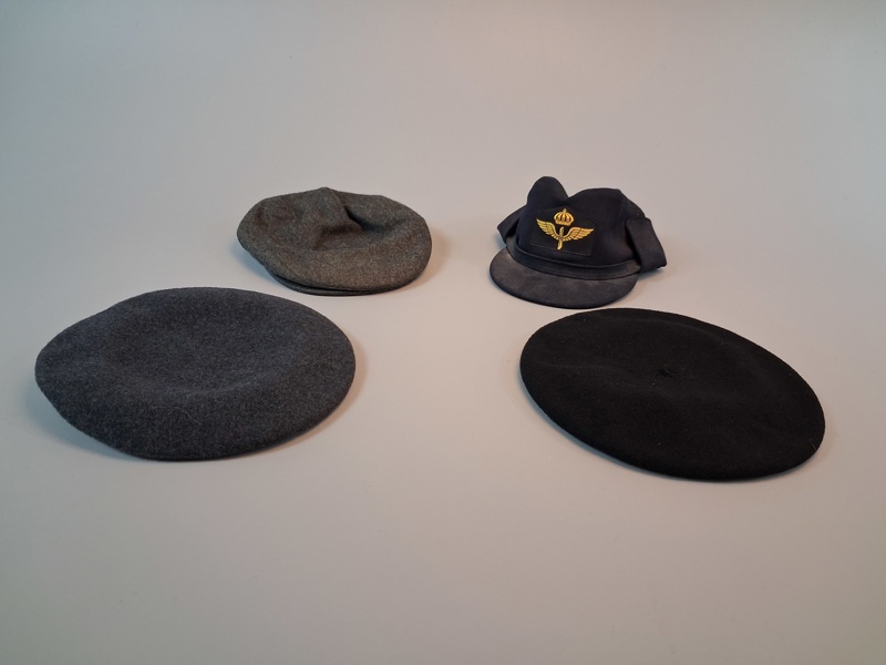 Diverse mössor. baskers. En från Flygvapnets.