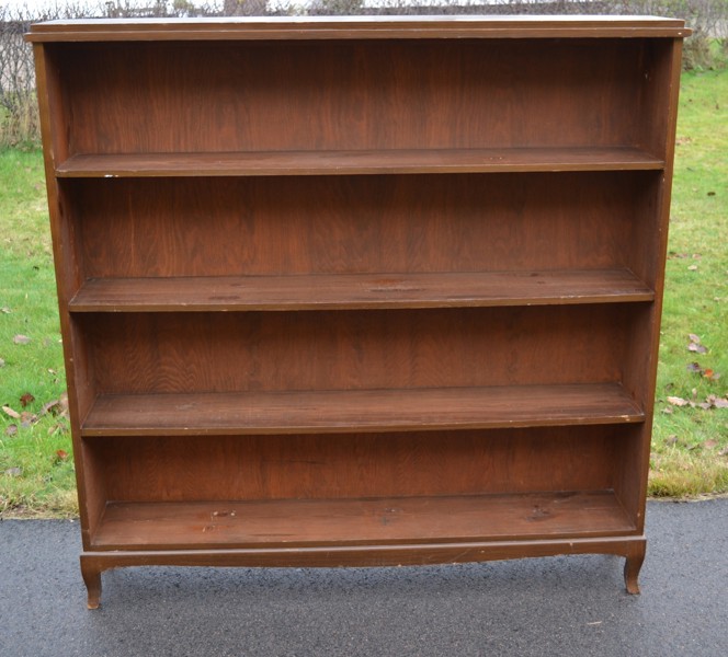 Äldre bokhylla. En känsla av Art Deco.