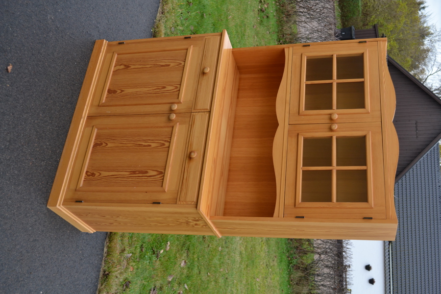 Skåp med vitrin-överdel.  Furu, 1900/2000-talet.