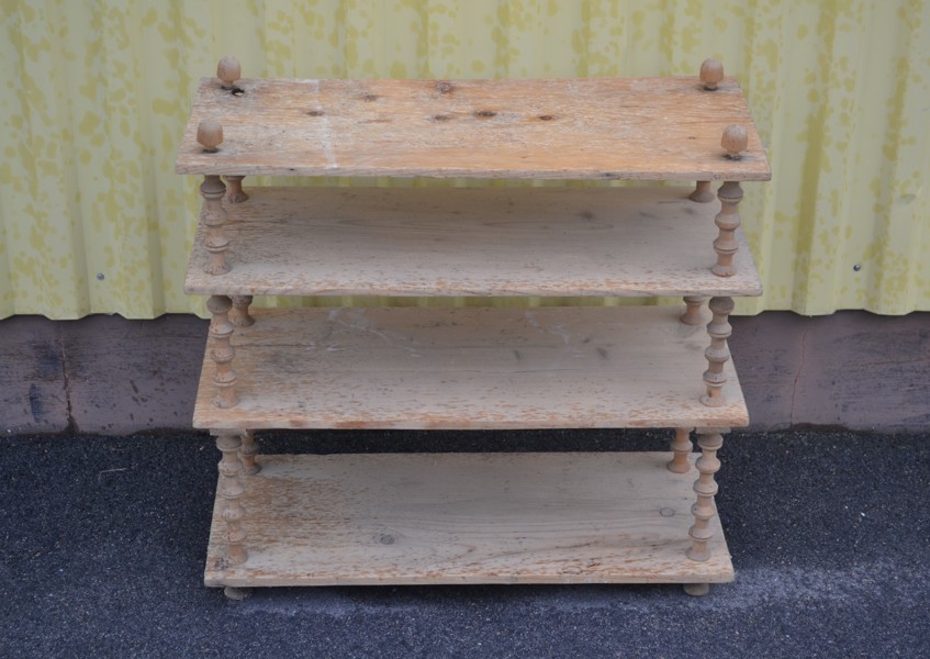 Äldre Atenienn-hylla, Furu, 1800/1900-talet.