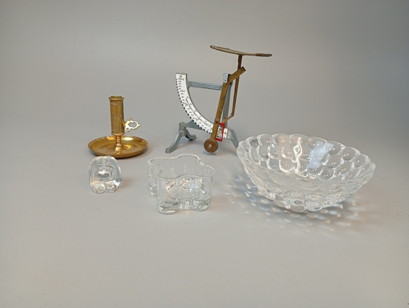 Kammarljusstake Skultuna, Brevvåg, Hallon-skål Orrefors, Ljuslykta Savoy Iittala & troll Bergdala.