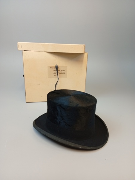 Hög hatt / Felbhatt med låda, Storlek 57.