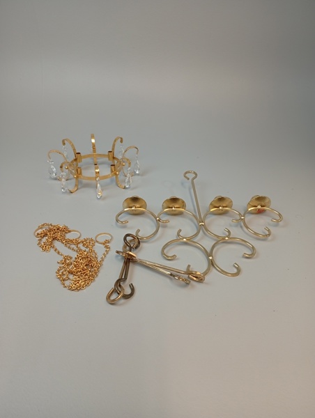 2 Ljusstakar med upphägning.