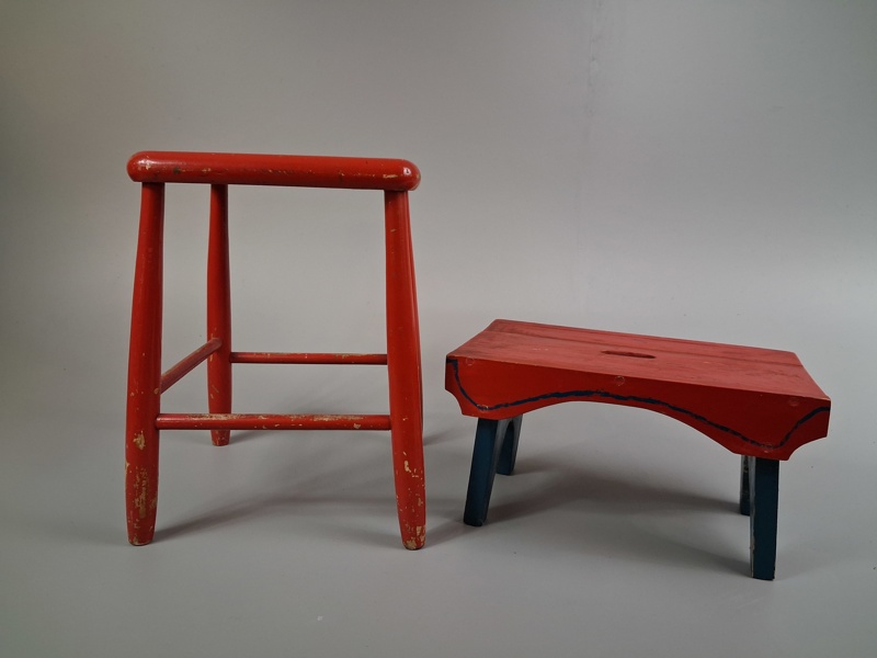 2 Pallar. Bemålade.