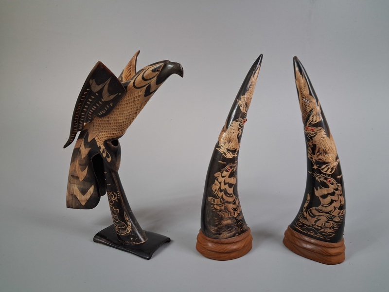 Skulpturer. Snidat bufferhorn & trä.