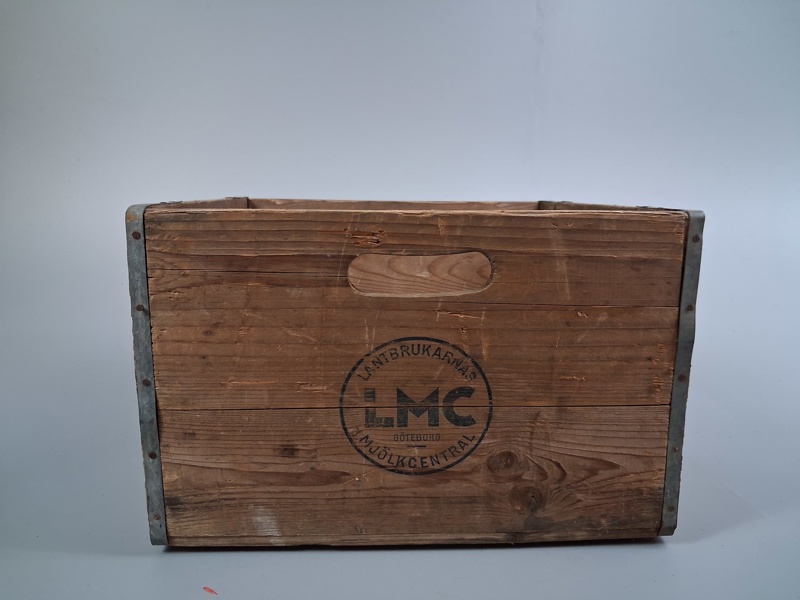 Trälåda. LMC Mjölkcentral Göteborg.