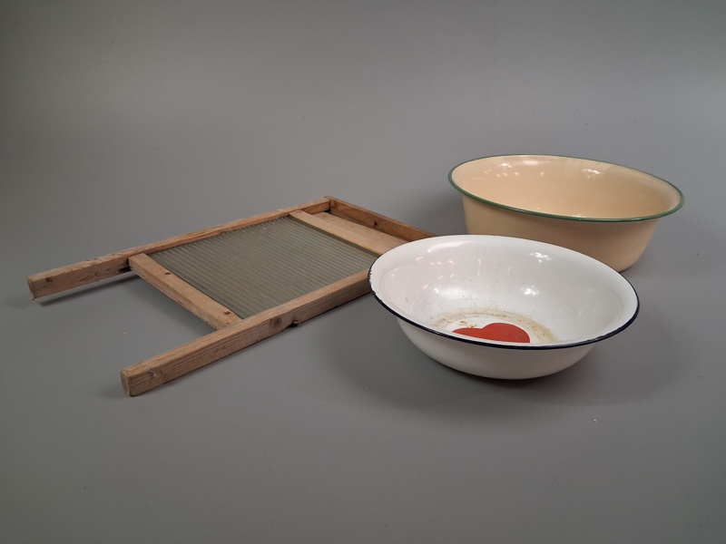 Tvättbräda & två tvätt baljor. Bl.a Kockums 18 Liter.