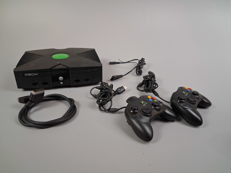 XBOX. med 2 kontroller.