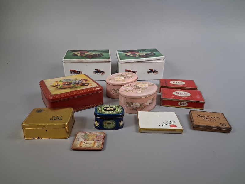 Diverse plåtburkar.