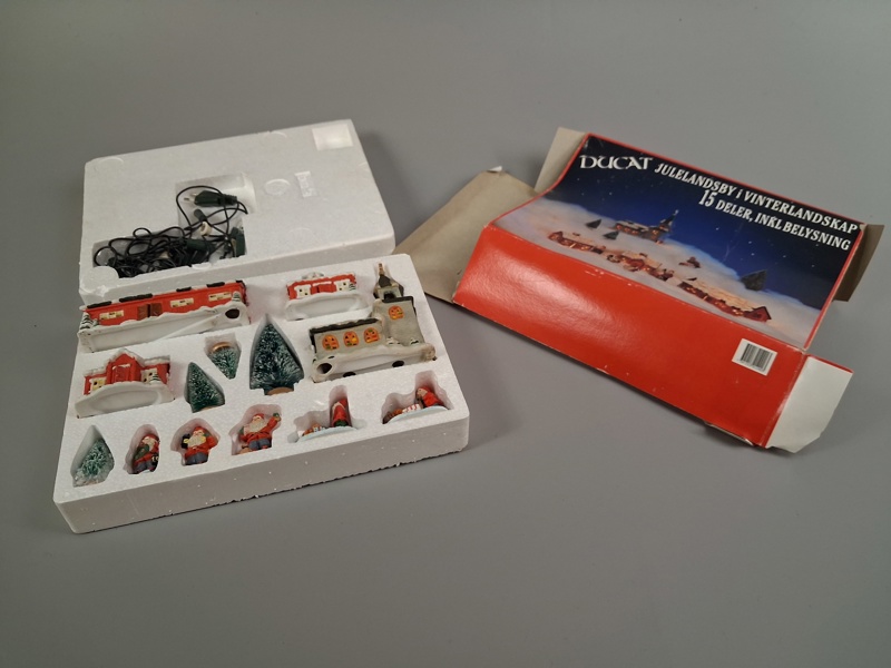 DUCAT, Jule landsby i vinterlandskap. 15 delar inkl Belysning.
